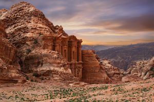 Scoperta di una Tomba Nascosta a Petra rivela 12 scheletri e manufatti antichi
