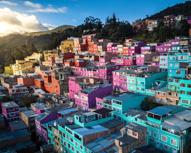 Bogotá in cinque emozioni: la capitale colombiana che conquista con fiori, moda e movida