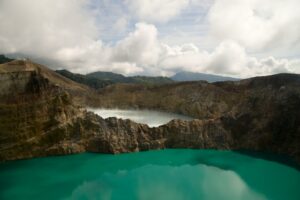 Kelimutu, il vulcano indonesiano con tre laghi che cambiano colore